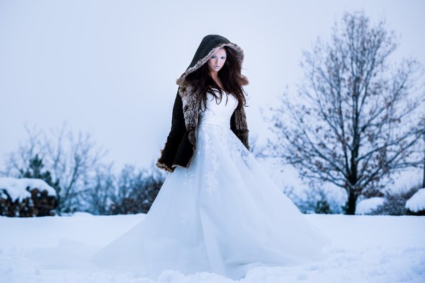 ślub w zimie, zimowa Panna Młoda, kożuch na wesele do sukni ślubnej